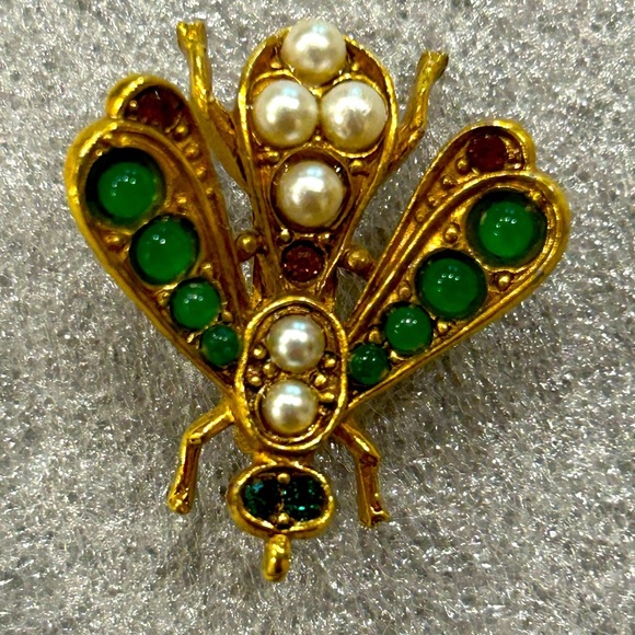 Art vintage bee brooch pearls glow intricate design collectible unique jewelry